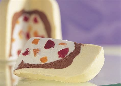 Corte transversal de una cassata helada de tres sabores