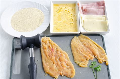 Proceso de rellenado de pechugas de pollo con jamón y queso.