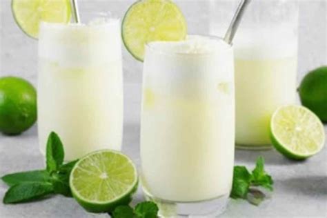Limonada egipcia (Limonana) con leche y menta en vaso