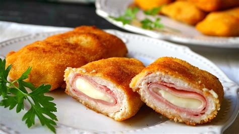 Pechugas de pollo rellenas horneándose en una bandeja