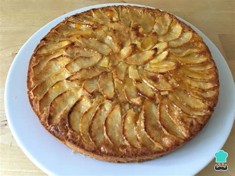 Tarta de strudel de manzana sin gluten recién horneada