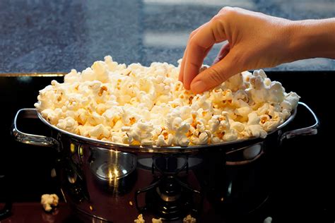 Ilustración de una olla con palomitas de maíz estallando