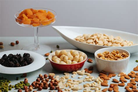 collage de ingredientes saludables para repostería (frutas, frutos secos, aceites, miel)