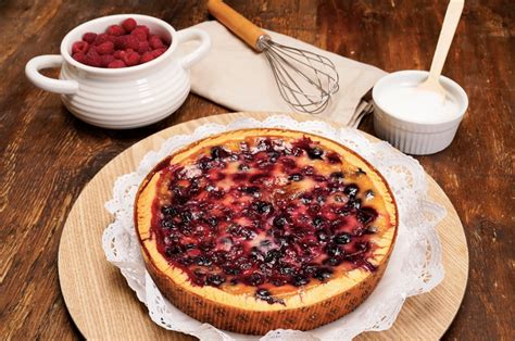 Imagen representativa de un kuchen sureño recién horneado con frutas frescas y una textura cremosa