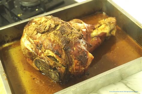 Paletilla de cerdo horneada con cortes en rombo y adobo