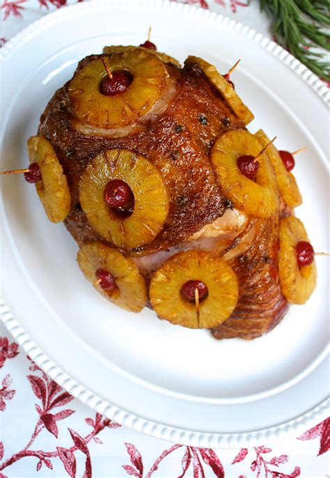 Jamón glaseado con piña, cerezas y clavos de olor, listo para servir en fiestas