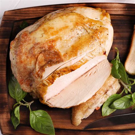 Pechuga de pavo marinada y horneada, cortada en finas lonchas para sándwiches