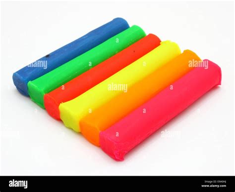 Fotografía de manos mezclando plastilina de colores para formar negro
