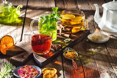 Foto: Variedad de infusiones con agua caliente y remedios naturales