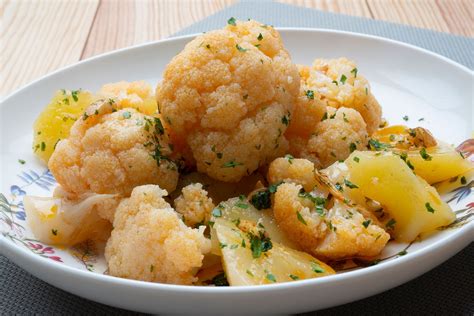 Plato principal con coliflor cocida y hierbas frescas