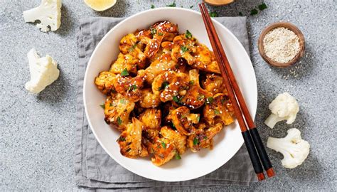 Variedad de platos preparados con coliflor cocida