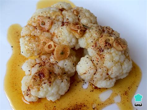 Coliflor al ajoarriero en una cazuela de barro