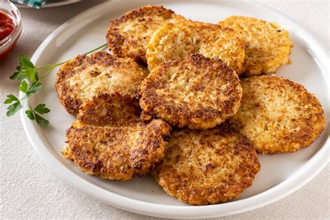 Tortitas de coliflor doradas en un plato con salsa