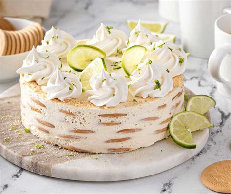 Esquema de las capas de un pay de limón: base de galleta compacta, relleno cremoso de limón y cobertura superior (merengue o ralladura)