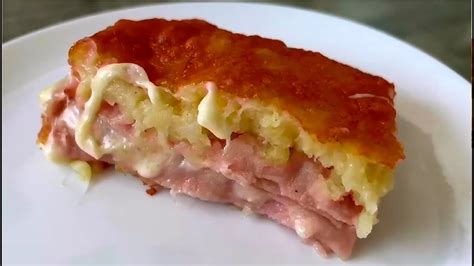 Foto de pastel de papa con jamón y queso, recién salido del microondas, con capas visibles.
