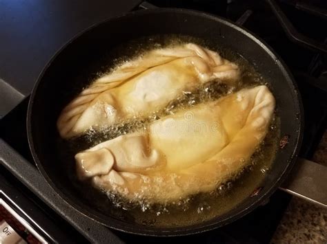 Empanadas friéndose en aceite caliente
