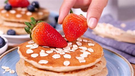 Torre de panqueques de avena con fresas y sirope