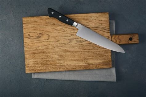 cuchillo de chef afilado y tabla de cortar de madera