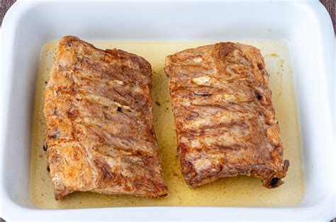 Esquema de las costillas de cerdo envueltas en papel de aluminio para hornear