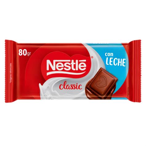 Fotografía de una tableta de chocolate con leche partida mostrando su textura cremosa.