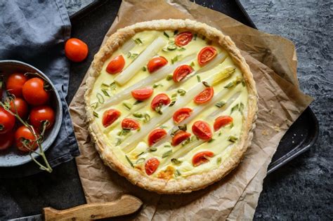 Quiche de espárragos clásica recién horneada y dorada