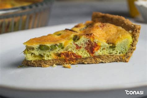 Quiche paleo de espárragos y tomates secos con un acompañamiento de ensalada