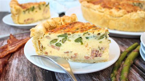 Quiche de espárragos y tocino lista para servir
