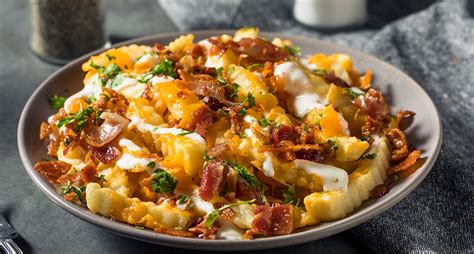 Plato de papas supremas con carne, queso y aderezos