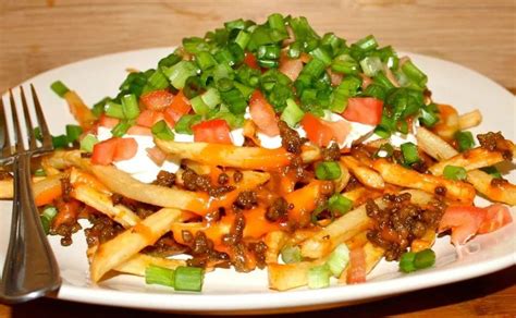 Ingredientes organizados para cocinar papas supremas con productos Maggi