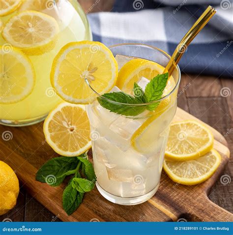 Vaso de limonada clásica con rodajas de limón y menta
