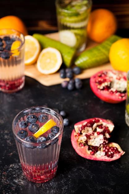 Diferentes tipos de limonada con frutas variadas