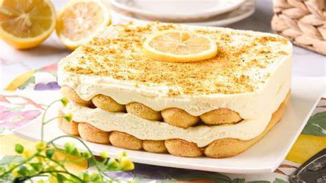 Foto de un tiramisú de limón con plantillas