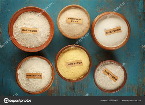 Diferentes tipos de harina en cuencos
