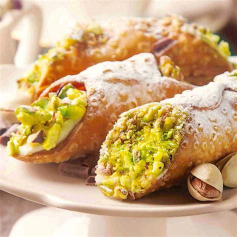 Ilustración de cannolis sicilianos con su característico relleno cremoso y cáscara crujiente.