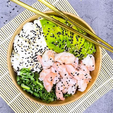 Foto de los menús BAES: Gohan de camarón, Gohan veggie y un roll de sushi de 8 piezas