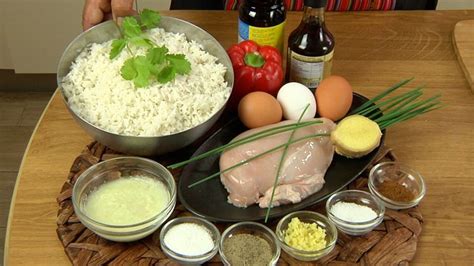 infografía detallando los pasos de preparación del arroz chaufa, desde la cocción del arroz hasta el salteado final de los ingredientes.