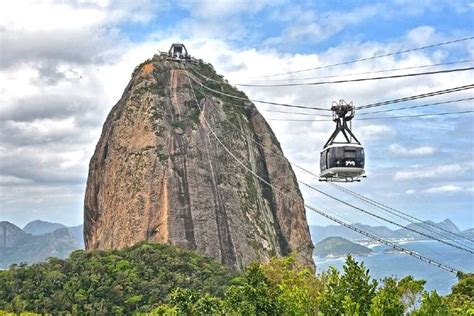 Vista panorámica del Pan de Azúcar y el teleférico (bondinho) conectando los cerros de Urca y Pan de Azúcar.