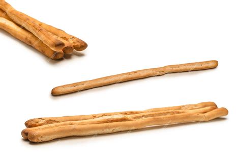 Detalle de cómo partir un palito de pan (grissini) en trozos pequeños.