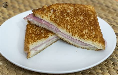 Montaje del sándwich mixto con jamón en forma de olas para dar volumen.