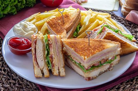 Ejemplo de un Sándwich Club de tres pisos bien montado, cortado en cuartos.