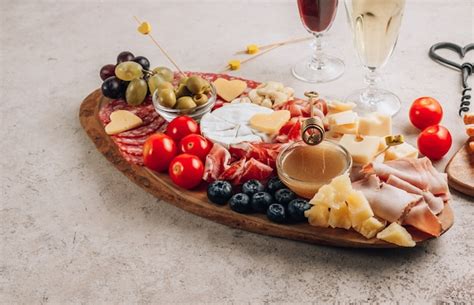 Fotografía de un surtido de tapas españolas, incluyendo fritos como calamares y patatas bravas