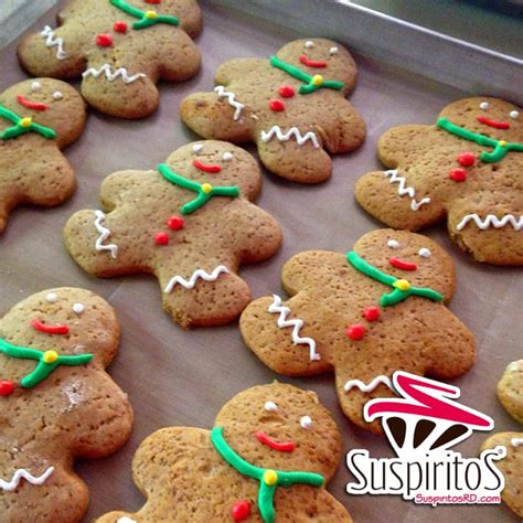 Una galleta decorada con glaseado real y diferentes texturas