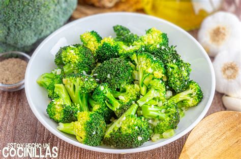 Ingredientes para brócoli al ajillo: brócoli fresco, ajos, aceite de oliva, sal y pimienta