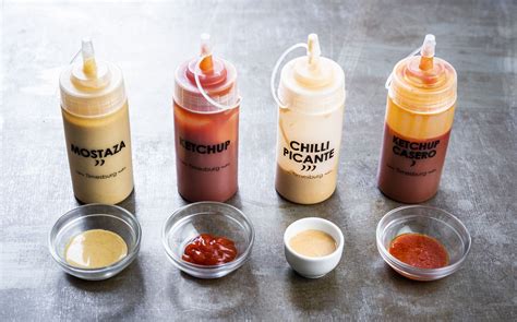 variedad de salsas para hamburguesas y patatas