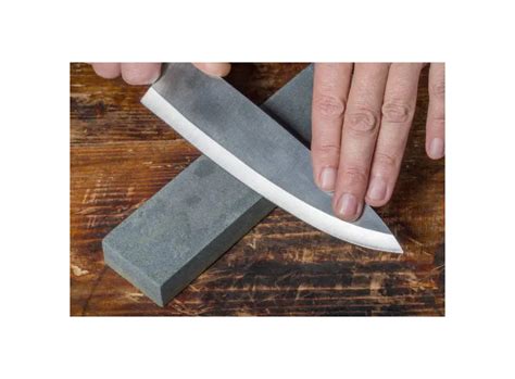 Esquema de las herramientas necesarias para desgranar choclo: cuchillo afilado y tabla de picar