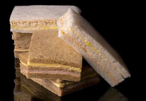 Imagen de sándwiches guardados en un recipiente hermético con un paño húmedo.
