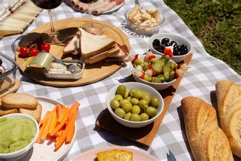 Imagen de un picnic con sándwiches bien conservados en una nevera portátil.