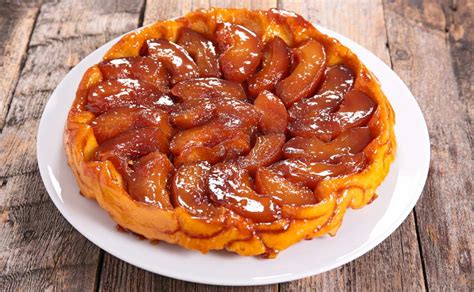 Tarta Tatin de manzana recién horneada y desmoldada, con caramelo brillante y base dorada