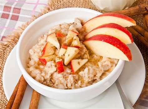 Tazón de porridge de avena con manzana y canela listo para comer