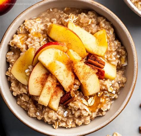Plato de avena con manzana y canela, decorado con frutos secos